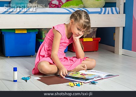 
                Mädchen, Lesen, Kinderzimmer                   