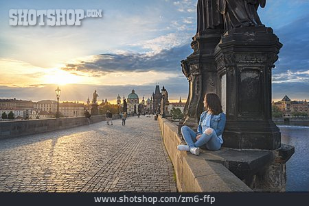 
                Städtereise, Prag, Karlsbrücke, Touristin                   