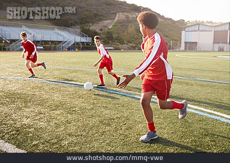 
                Teenager, Fußballspiel                   