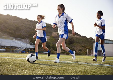 
                Fußballspiel, Fußballspielerin, Mädchenfußball                   