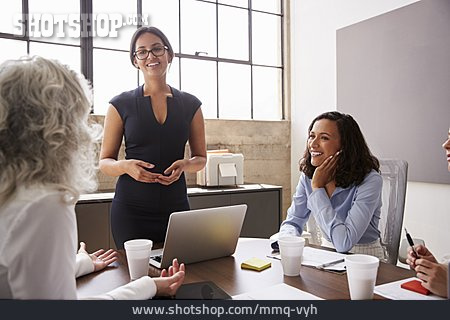 
                Geschäftsfrau, Zusammenarbeit, Zuhören                   