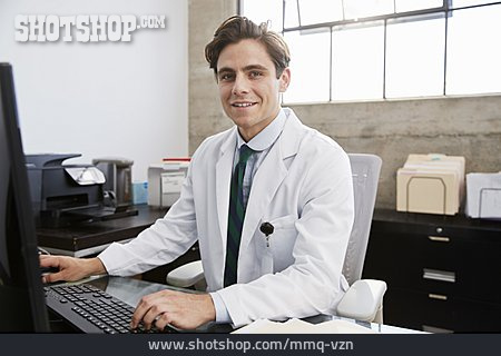 
                Arzt, Computerarbeitsplatz                   