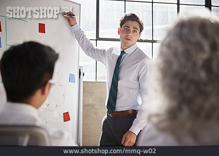 
                Geschäftsmann, Präsentation, Whiteboard                   