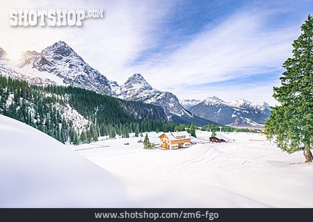 
                Winterlandschaft, Almhütte, Skigebiet                   