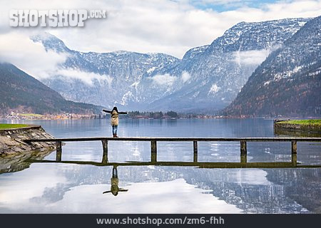 
                Touristin, Hallstatt, Hallstätter See, österreichische Alpen                   
