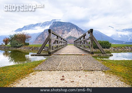 
                Holzbrücke, Hallstatt, Hallstätter See, österreichische Alpen                   