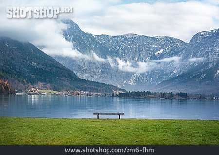 
                Sitzbank, Hallstätter See, österreichische Alpen                   