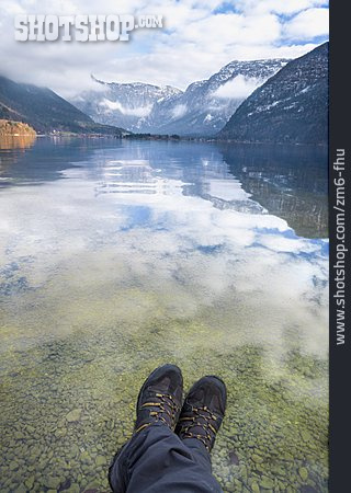 
                Wanderer, Hallstätter See, österreichische Alpen                   