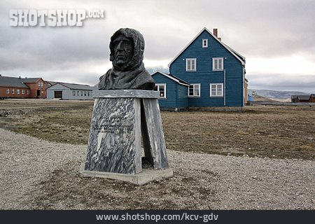 
                Ny-ålesund, Roald Amundsen                   