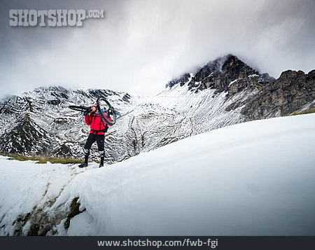 
                Schnee, Gebirgslandschaft, Mountainbikefahrer                   