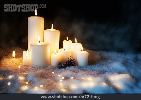 
                Weihnachtszeit, Kerzenlicht, Lichterkette                   