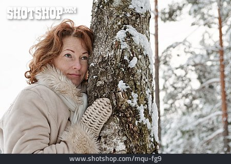 
                Frau, Wald, Winter                   