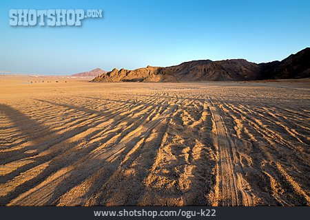 
                Wüste, ägypten, Reifenspuren                   