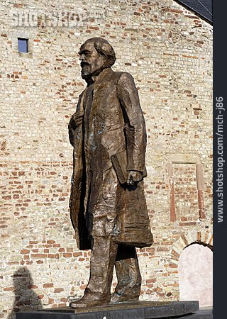 
                Karl-marx-statue                   