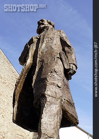 
                Karl-marx-statue                   