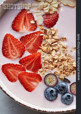 
                Gesunde Ernährung, Clean Eating, Frühstücks-bowl                   