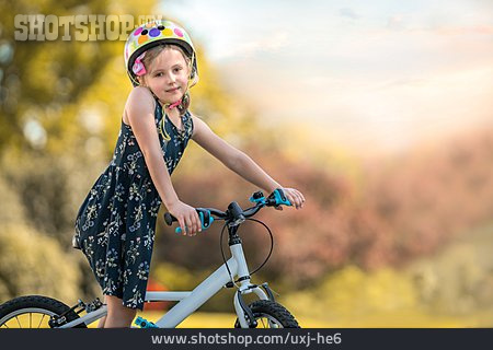 
                Mädchen, Fahrradhelm, Radfahren                   