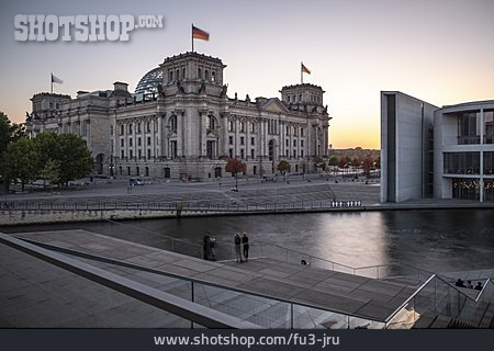 
                Regierungsviertel, Spree, Reichstagsgebäude                   