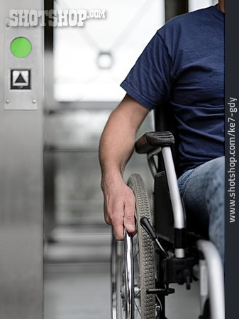 
                Behindertengerecht, Aufzug, Rollstuhlfahrer                   