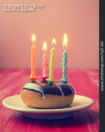 
                Geburtstag, Kerzenlicht, Donut                   