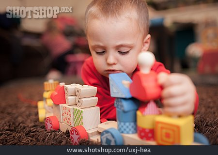 
                Junge, Spielen, Holzspielzeug                   