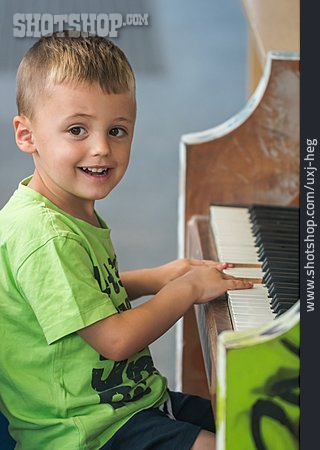 
                Junge, Klavier Spielen                   