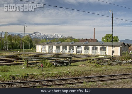 
                Bahnhof, Eisenbahnschienen, Lokschuppen                   
