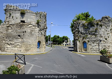 
                Stadtmauer, Arles                   