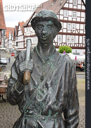 
                Bronzefigur, Bartenwetzer                   