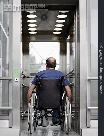 
                Aufzug, Rollstuhlfahrer, Barrierefrei                   