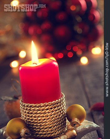 
                Weihnachtszeit, Kerzenlicht                   