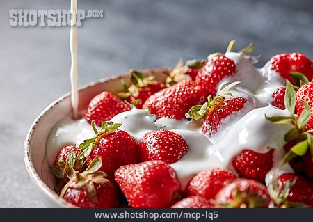 
                Dessert, Milch, Erdbeeren                   