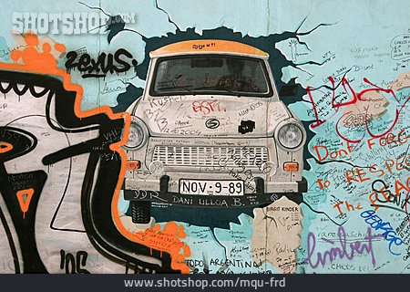 
                Berliner Mauer, Trabant, Durchbrechen                   