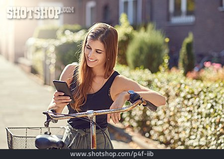 
                Junge Frau, Fahrrad, Navigation, Mobil, Smartphone                   