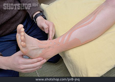 
                Behandlung, Physiotherapeut, Kinesiologisches Tape                   