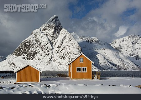 
                Holzhaus, Norwegen, Lofoten, Sakrisoy                   