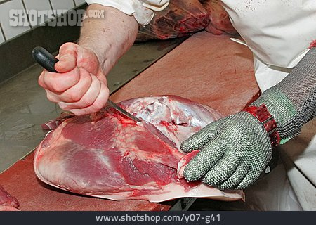 
                Fleischverarbeitung, Schweineschulter, Ausbeinen                   
