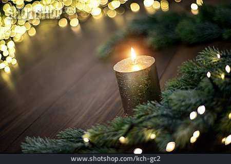 
                Kerzenlicht, Weihnachtskranz                   