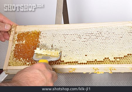 
                Honigwabe, Entdeckelungsmesser, Honigernte                   