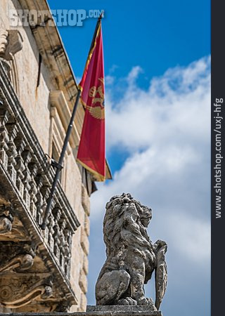 
                Nationalflagge, Löwenstatue                   