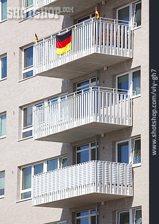 
                Balkon, Deutschlandflagge                   