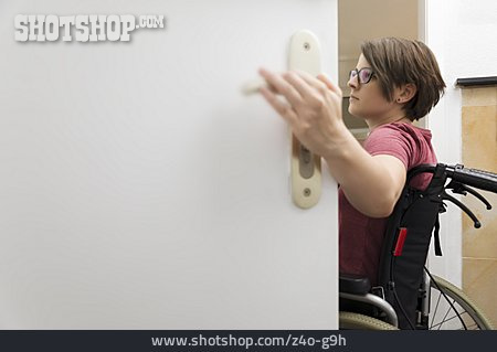 
                Tür, Schließen, Rollstuhlfahrerin                   