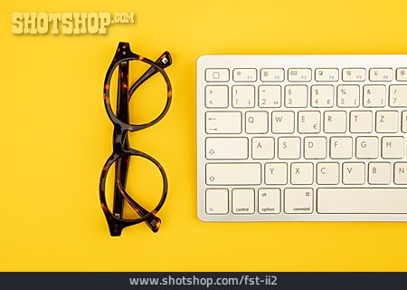 
                Brille, Computertastatur                   