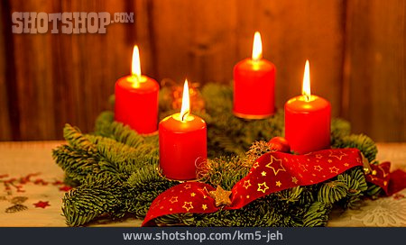 
                Adventskranz, Kerzenlicht, 4. Advent                   