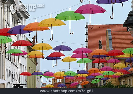 
                Straßendekoration, Regenschirme                   