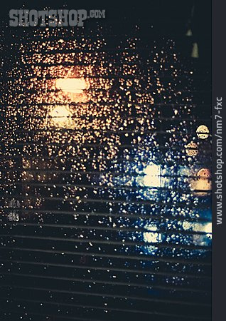 
                Fenster, Lichter, Regen                   