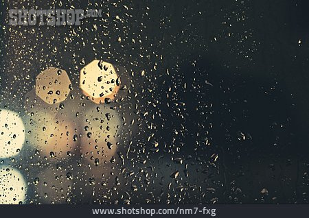 
                Lichter, Regen, Fensterscheibe                   