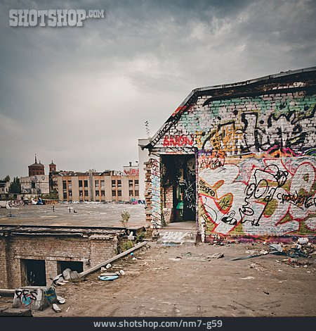 
                Verfallen, Graffiti, Fabrikgebäude                   