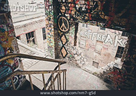 
                Verfallen, Graffiti, Fabrikgebäude                   