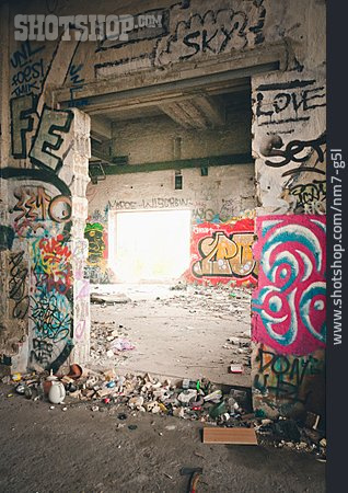 
                Verfallen, Graffiti, Hausruine                   